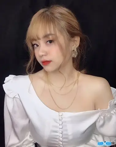 Ai Là Nhà Thiết Kế Thời Trang Nguyễn Thị Cẩm Tiên? Tiểu Sử, Sự Nghiệp & Phong Cách Thiết Kế Ai Là Nhà Thiết Kế Thời Trang Nguyễn Thị Cẩm Tiên? Tiểu Sử, Sự Nghiệp & Phong Cách Thiết Kế