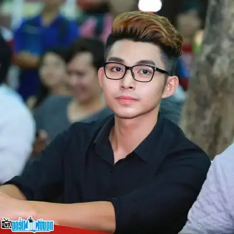 Jun Phạm (phạm Duy Thuận): Tiểu Sử, Tác Phẩm Tiêu Biểu & Hành Trình Từ Ca Sĩ Sang Nhà Văn Jun Phạm (phạm Duy Thuận): Tiểu Sử, Tác Phẩm Tiêu Biểu & Hành Trình Từ Ca Sĩ Sang Nhà Văn