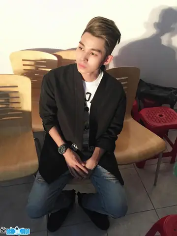 Jun Phạm (phạm Duy Thuận): Tiểu Sử, Tác Phẩm Tiêu Biểu & Hành Trình Từ Ca Sĩ Sang Nhà Văn Jun Phạm (phạm Duy Thuận): Tiểu Sử, Tác Phẩm Tiêu Biểu & Hành Trình Từ Ca Sĩ Sang Nhà Văn