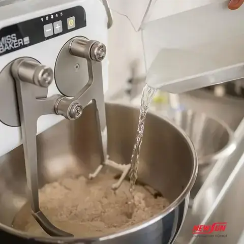 Nên Nhào Bột Mì Bằng Nước Nóng Hay Lạnh? Bí Quyết Chọn Nhiệt Độ Chuẩn Cho Người Làm Bánh