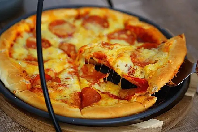 Cách Làm Pizza Xúc Xích Phô Mai Thơm Ngon, Béo Ngậy Cho Gia Đình Cách Làm Pizza Xúc Xích Phô Mai Thơm Ngon, Béo Ngậy Cho Gia Đình