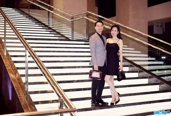 Nguyễn Ngọc Hương: Tiểu Sử, Chồng Mc Thành Trung, Con Cái & Cuộc Sống Penthouse 18 Tỷ Sau Khi Nghỉ Bay Nguyễn Ngọc Hương: Tiểu Sử, Chồng Mc Thành Trung, Con Cái & Cuộc Sống Penthouse 18 Tỷ Sau Khi Nghỉ Bay