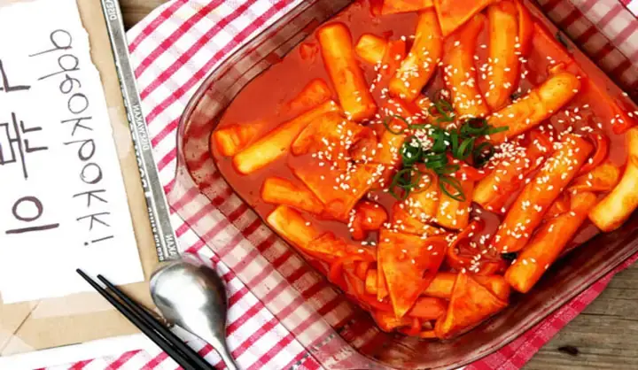 Tokbokki Làm Từ Bột Gì? Giải Đáp Chi Tiết Về Thành Phần Bột Của Bánh Gạo Hàn Quốc