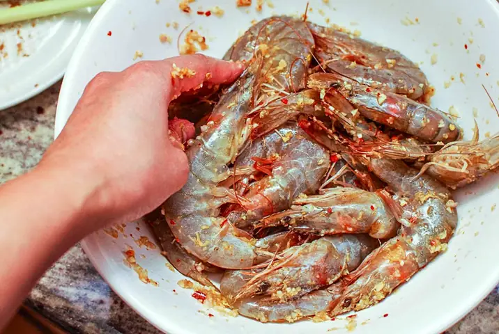 Hướng Dẫn Chi Tiết Cách Nướng Tôm Muối Ớt Bằng Lò Vi Sóng Tại Nhà Ngon Đậm Đà Hướng Dẫn Chi Tiết Cách Nướng Tôm Muối Ớt Bằng Lò Vi Sóng Tại Nhà Ngon Đậm Đà