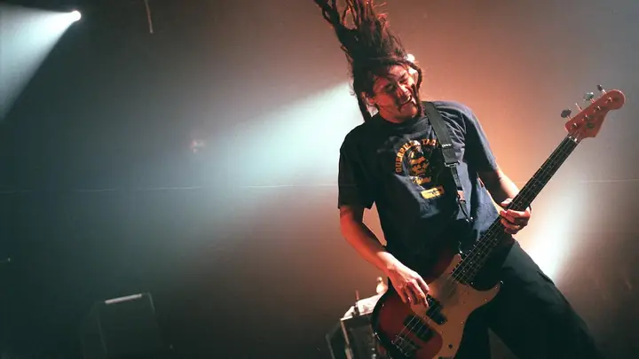 Chi Cheng: Tiểu Sử Tay Bass Gốc Deftones, Nhà Thơ Và Hành Trình Bi Thương Từ Tai Nạn 2008 Đến Khi Qua Đời Chi Cheng: Tiểu Sử Tay Bass Gốc Deftones, Nhà Thơ Và Hành Trình Bi Thương Từ Tai Nạn 2008 Đến Khi Qua Đời
