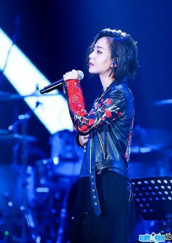 Ch&acirc;u B&uacute;t Sướng (bibi Zhou): Tiểu Sử, Sự Nghiệp &Acirc;m Nhạc, Giải Thưởng V&agrave; Những B&agrave;i H&aacute;t Nổi Tiếng