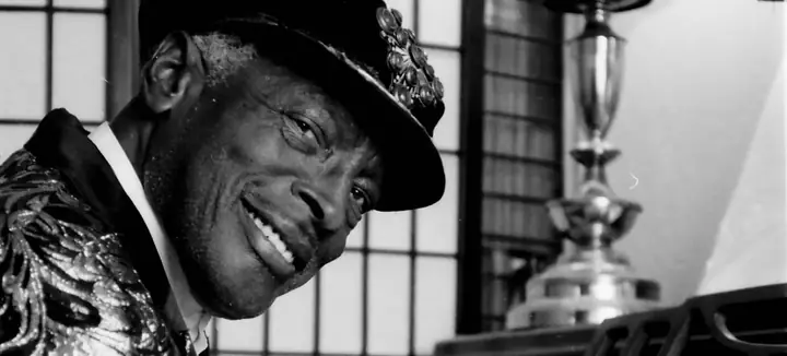 Charles Brown (ca Sĩ Blues): Tiểu Sử, Phong Cách Âm Nhạc & Top Ca Khúc Kinh Điển Gây Cảm Hứng Cho Ray Charles Charles Brown (ca Sĩ Blues): Tiểu Sử, Phong Cách Âm Nhạc & Top Ca Khúc Kinh Điển Gây Cảm Hứng Cho Ray Charles