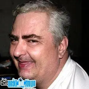 Tìm Hiểu Tiểu Sử Daniel Johnston: Từ "ông Trùm Bedroom Pop" Đến Di Sản Nghệ Sĩ Outsider Vĩnh Cửu Tìm Hiểu Tiểu Sử Daniel Johnston: Từ "ông Trùm Bedroom Pop" Đến Di Sản Nghệ Sĩ Outsider Vĩnh Cửu