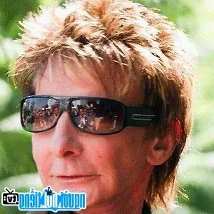 Tiểu Sử V&agrave; Sự Nghiệp Ca Sĩ Nhạc Pop Barry Manilow: Từ Thần Tượng Ballad Đến Huyền Thoại Sống