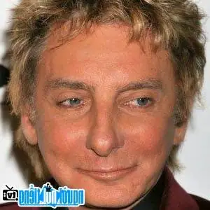Tiểu Sử V&agrave; Sự Nghiệp Ca Sĩ Nhạc Pop Barry Manilow: Từ Thần Tượng Ballad Đến Huyền Thoại Sống