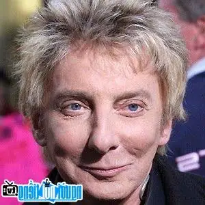 Tiểu Sử V&agrave; Sự Nghiệp Ca Sĩ Nhạc Pop Barry Manilow: Từ Thần Tượng Ballad Đến Huyền Thoại Sống