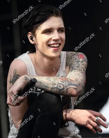 Andy Biersack: Tiểu Sử, Sự Nghiệp Black Veil Brides, Đạo Diễn & C&aacute;c Sự Thật &Iacute;t Người Biết
