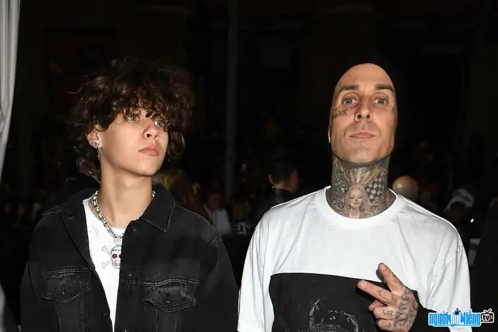 Hồ Sơ Ca Sĩ Rock Landon Barker: Tiểu Sử, Sự Nghiệp Âm Nhạc & Mối Quan Hệ Gia Đình Hồ Sơ Ca Sĩ Rock Landon Barker: Tiểu Sử, Sự Nghiệp Âm Nhạc & Mối Quan Hệ Gia Đình