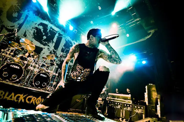 Tiểu Sử Mitch Lucker: Ca Sĩ Suicide Silence, Cái Chết Bi Thảm Đêm Halloween Và Di Sản Deathcore Tiểu Sử Mitch Lucker: Ca Sĩ Suicide Silence, Cái Chết Bi Thảm Đêm Halloween Và Di Sản Deathcore