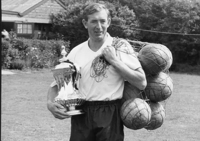 Danny Blanchflower: Tiểu Sử, Sự Nghiệp Huyền Thoại Tottenham Hotspur Và Di Sản "bóng Đá Là Vinh Quang" Danny Blanchflower: Tiểu Sử, Sự Nghiệp Huyền Thoại Tottenham Hotspur Và Di Sản "bóng Đá Là Vinh Quang"