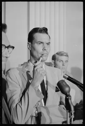 George Lincoln Rockwell: Tiểu Sử Nhà Sáng Lập Đảng Quốc Xã Mỹ Và Vụ Ám Sát Năm 1967 George Lincoln Rockwell: Tiểu Sử Nhà Sáng Lập Đảng Quốc Xã Mỹ Và Vụ Ám Sát Năm 1967