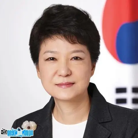Tiểu Sử Park Geun-hye: Hành Trình Từ Nữ Tổng Thống Đầu Tiên Hàn Quốc Đến Vụ Án Tham Nhũng Và Ân Xá Tiểu Sử Park Geun-hye: Hành Trình Từ Nữ Tổng Thống Đầu Tiên Hàn Quốc Đến Vụ Án Tham Nhũng Và Ân Xá