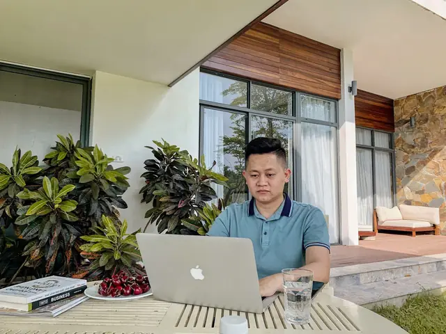 Chuy&ecirc;n Gia Marketing Ho&agrave;ng B&aacute; Tầu: Tiểu Sử, Triết L&yacute; Rainmaker & Chương Tr&igrave;nh Đ&agrave;o Tạo