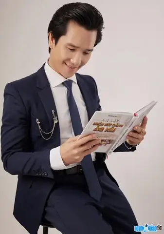 Diễn Giả Bi Roen Là Ai? Tiểu Sử, Sự Nghiệp & Vai Trò Truyền Cảm Hứng Cho Ngành Tóc Việt Diễn Giả Bi Roen Là Ai? Tiểu Sử, Sự Nghiệp & Vai Trò Truyền Cảm Hứng Cho Ngành Tóc Việt