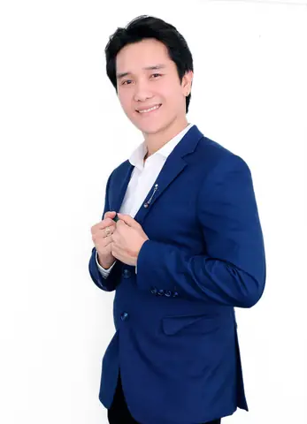 Diễn Giả Bi Roen Là Ai? Tiểu Sử, Sự Nghiệp & Vai Trò Truyền Cảm Hứng Cho Ngành Tóc Việt Diễn Giả Bi Roen Là Ai? Tiểu Sử, Sự Nghiệp & Vai Trò Truyền Cảm Hứng Cho Ngành Tóc Việt