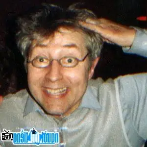 Emo Philips Là Ai? Tiểu Sử, Phong Cách Hài Paraprosdokian & Những Câu Chuyện Cười Kinh Điển Emo Philips Là Ai? Tiểu Sử, Phong Cách Hài Paraprosdokian & Những Câu Chuyện Cười Kinh Điển