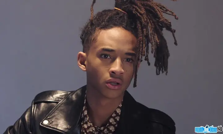 Jaden Smith Là Ai? Tiểu Sử, Sự Nghiệp Điện Ảnh, Âm Nhạc Và Gu Thời Trang Độc Đáo Của Con Trai Will Smith Jaden Smith Là Ai? Tiểu Sử, Sự Nghiệp Điện Ảnh, Âm Nhạc Và Gu Thời Trang Độc Đáo Của Con Trai Will Smith