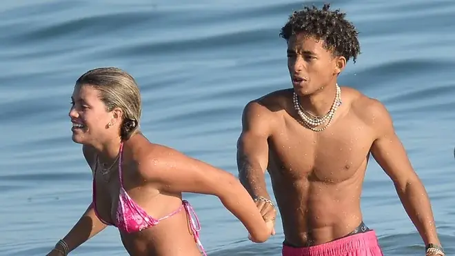 Jaden Smith Là Ai? Tiểu Sử, Sự Nghiệp Điện Ảnh, Âm Nhạc Và Gu Thời Trang Độc Đáo Của Con Trai Will Smith Jaden Smith Là Ai? Tiểu Sử, Sự Nghiệp Điện Ảnh, Âm Nhạc Và Gu Thời Trang Độc Đáo Của Con Trai Will Smith