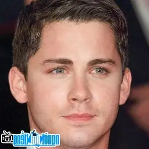Diễn Viên Nam Logan Lerman: Tiểu Sử, Sự Nghiệp Điện Ảnh Và Các Vai Diễn Tiêu Biểu Diễn Viên Nam Logan Lerman: Tiểu Sử, Sự Nghiệp Điện Ảnh Và Các Vai Diễn Tiêu Biểu