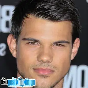 Diễn Viên Nam Taylor Lautner: Sự Nghiệp, Đời Tư Và Những Dự Án Mới Diễn Viên Nam Taylor Lautner: Sự Nghiệp, Đời Tư Và Những Dự Án Mới