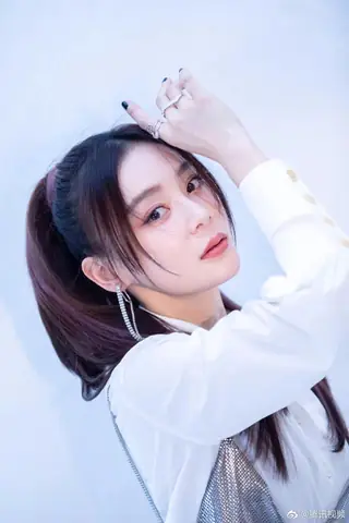 Kh&aacute;m Ph&aacute; H&agrave;nh Tr&igrave;nh Nghệ Thượng Vi&ecirc;n San San: Từ "nữ Ch&iacute;nh V&ocirc; Dụng" Đến Biểu Tượng Th&agrave;nh C&ocirc;ng