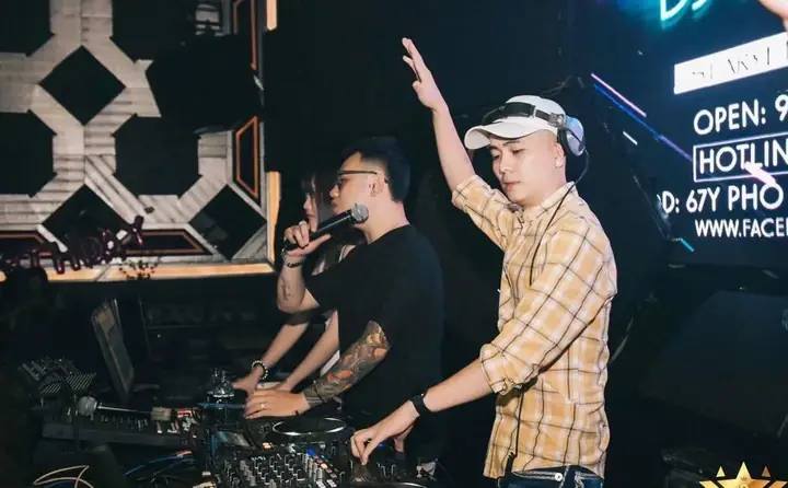 Dj Noodle (đoàn Tấn Công): Tiểu Sử, Hành Trình Từ Quán Bún Nha Trang Đến Bàn Mix Edm & Những Bản Hit Nổi Bật Dj Noodle (đoàn Tấn Công): Tiểu Sử, Hành Trình Từ Quán Bún Nha Trang Đến Bàn Mix Edm & Những Bản Hit Nổi Bật