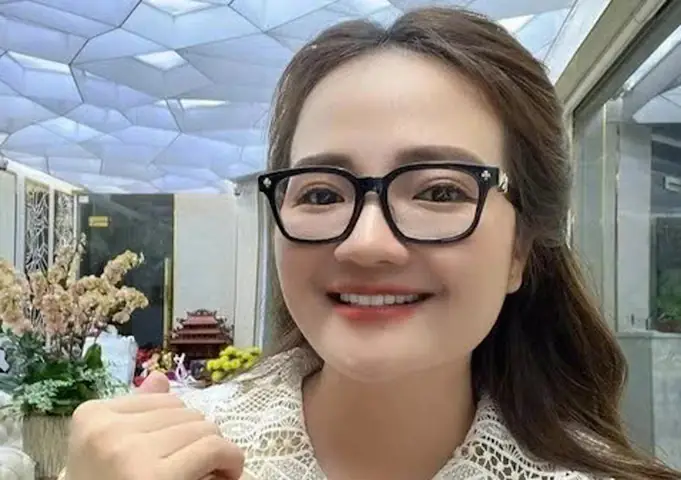 Doanh Nhân Hoàng Hường Là Ai? Hồ Sơ Tiểu Sử, Sự Nghiệp Và Vụ Khởi Tố 1.800 Tỷ Đồng Mới Nhất 2025 Doanh Nhân Hoàng Hường Là Ai? Hồ Sơ Tiểu Sử, Sự Nghiệp Và Vụ Khởi Tố 1.800 Tỷ Đồng Mới Nhất 2025