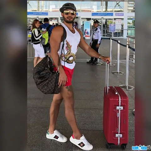 Hiện Tượng Mạng Sinon Loresca: Ai Là "vua Catwalk" Nổi Tiếng Này? Hiện Tượng Mạng Sinon Loresca: Ai Là "vua Catwalk" Nổi Tiếng Này?