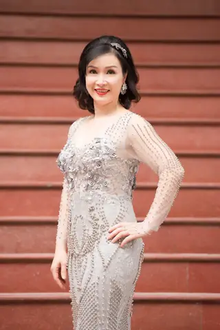 Tiểu Sử Hoa Hậu B&ugrave;i B&iacute;ch Phương: Hoa Hậu Việt Nam Đầu Ti&ecirc;n, H&agrave;nh Tr&igrave;nh Tiến Sĩ, Gia Đ&igrave;nh V&agrave; Nhan Sắc 37 Năm Sau
