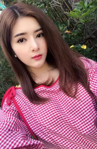 Lilly Luta (nguyễn Thị Lượm): Hồ Sơ, Sự Nghiệp V&agrave; H&agrave;nh Tr&igrave;nh Phẫu Thuật Thẩm Mỹ Của "b&uacute;p B&ecirc; Việt"