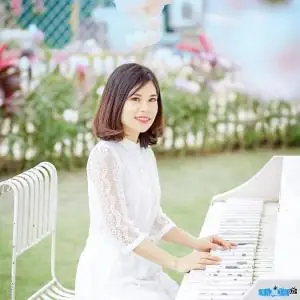 Hot Mom Kim Huỳnh: Ai L&agrave; Người Đẹp Nổi Tiếng Thế Hệ 8x Từ Long An?