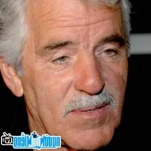 Nam Diễn Vi&ecirc;n Truyền H&igrave;nh Dennis Farina: Tiểu Sử, Sự Nghiệp Từ Cảnh S&aacute;t Đến Ng&ocirc;i Sao Hollywood V&agrave; Di Sản Nghệ Thuật
