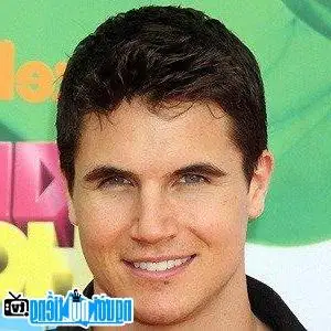 Tiểu Sử Robbie Amell: Sự Nghiệp, Các Vai Diễn Nổi Bật & Mối Quan Hệ Với Stephen Amell Tiểu Sử Robbie Amell: Sự Nghiệp, Các Vai Diễn Nổi Bật & Mối Quan Hệ Với Stephen Amell