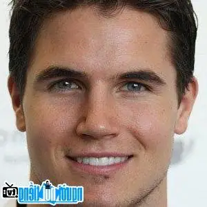 Tiểu Sử Robbie Amell: Sự Nghiệp, Các Vai Diễn Nổi Bật & Mối Quan Hệ Với Stephen Amell Tiểu Sử Robbie Amell: Sự Nghiệp, Các Vai Diễn Nổi Bật & Mối Quan Hệ Với Stephen Amell