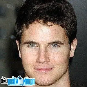 Tiểu Sử Robbie Amell: Sự Nghiệp, Các Vai Diễn Nổi Bật & Mối Quan Hệ Với Stephen Amell Tiểu Sử Robbie Amell: Sự Nghiệp, Các Vai Diễn Nổi Bật & Mối Quan Hệ Với Stephen Amell
