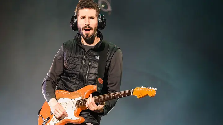 Brad Delson: Tiểu Sử, Phong C&aacute;ch Chơi Guitar & L&yacute; Do Vắng Mặt Trong Tour T&aacute;i Hợp Linkin Park 2024-2025
