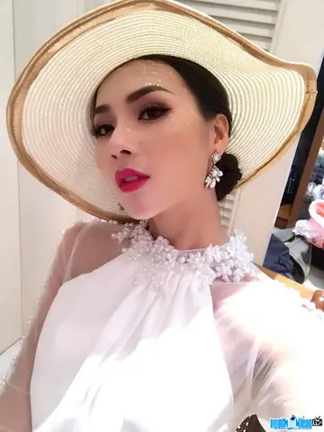 Người Mẫu Nga T&acirc;y L&agrave; Ai? Tiểu Sử Chi Tiết Về Hot Girl "tuyệt T&igrave;nh Cốc" Phạm Th&uacute;y Nga