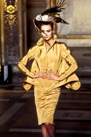 Shalom Harlow: Si&ecirc;u Mẫu "nữ Ho&agrave;ng Catwalk" Thập Ni&ecirc;n 90 - H&agrave;nh Tr&igrave;nh, Th&aacute;i Độ Runway Đậm Chất C&aacute; T&iacute;nh V&agrave; Sự T&aacute;i Xuất Versace
