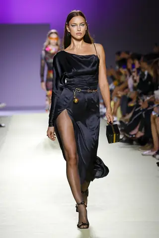 Shalom Harlow: Si&ecirc;u Mẫu "nữ Ho&agrave;ng Catwalk" Thập Ni&ecirc;n 90 - H&agrave;nh Tr&igrave;nh, Th&aacute;i Độ Runway Đậm Chất C&aacute; T&iacute;nh V&agrave; Sự T&aacute;i Xuất Versace