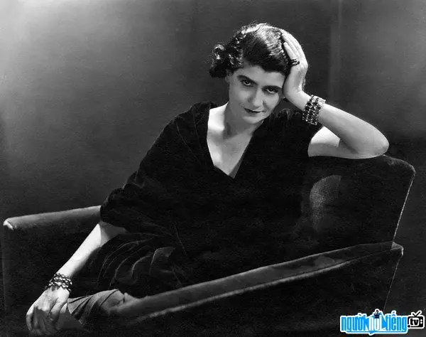 Coco Chanel: Tiểu Sử, Hành Trình Vươn Dậy Và Những Thiết Kế Thay Đổi Lịch Sử Thời Trang Coco Chanel: Tiểu Sử, Hành Trình Vươn Dậy Và Những Thiết Kế Thay Đổi Lịch Sử Thời Trang