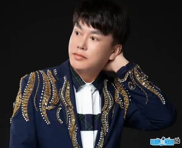Nhà Thiết Kế Tommy Nguyễn (nguyễn Đức Tuấn): Tiểu Sử, Sự Nghiệp & Phong Cách Thiết Kế Áo Dài - Dạ Hội Hoa Hậu Nhà Thiết Kế Tommy Nguyễn (nguyễn Đức Tuấn): Tiểu Sử, Sự Nghiệp & Phong Cách Thiết Kế Áo Dài - Dạ Hội Hoa Hậu