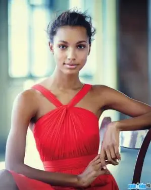 Bryana Holly L&agrave; Ai? Hồ Sơ, Sự Nghiệp, Gia Đ&igrave;nh & Phản Biện Body Shaming Tại Oscars 2026