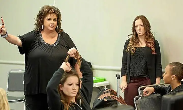 Tìm Hiểu Abby Lee Miller: Từ "dance Moms" Đến Hiện Tại - Sự Nghiệp, Scandal & Cuộc Sống Sau Bệnh Tật Tìm Hiểu Abby Lee Miller: Từ "dance Moms" Đến Hiện Tại - Sự Nghiệp, Scandal & Cuộc Sống Sau Bệnh Tật