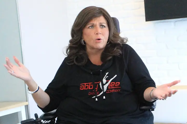 Tìm Hiểu Abby Lee Miller: Từ "dance Moms" Đến Hiện Tại - Sự Nghiệp, Scandal & Cuộc Sống Sau Bệnh Tật Tìm Hiểu Abby Lee Miller: Từ "dance Moms" Đến Hiện Tại - Sự Nghiệp, Scandal & Cuộc Sống Sau Bệnh Tật