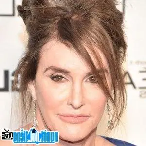 Tìm Hiểu Caitlyn Jenner: Tiểu Sử, Hành Trình Chuyển Giới, Huy Chương Vàng Olympic & Gia Đình Kardashian Tìm Hiểu Caitlyn Jenner: Tiểu Sử, Hành Trình Chuyển Giới, Huy Chương Vàng Olympic & Gia Đình Kardashian